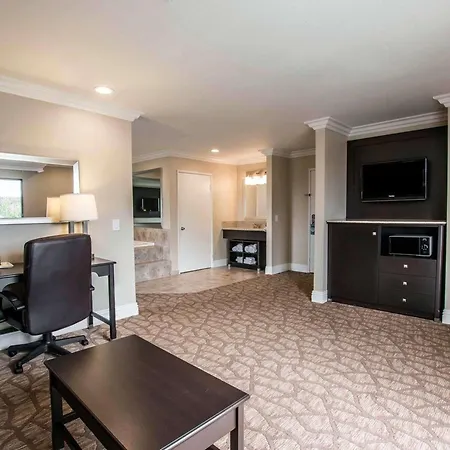 Comfort Suites San Clemente Beach-3